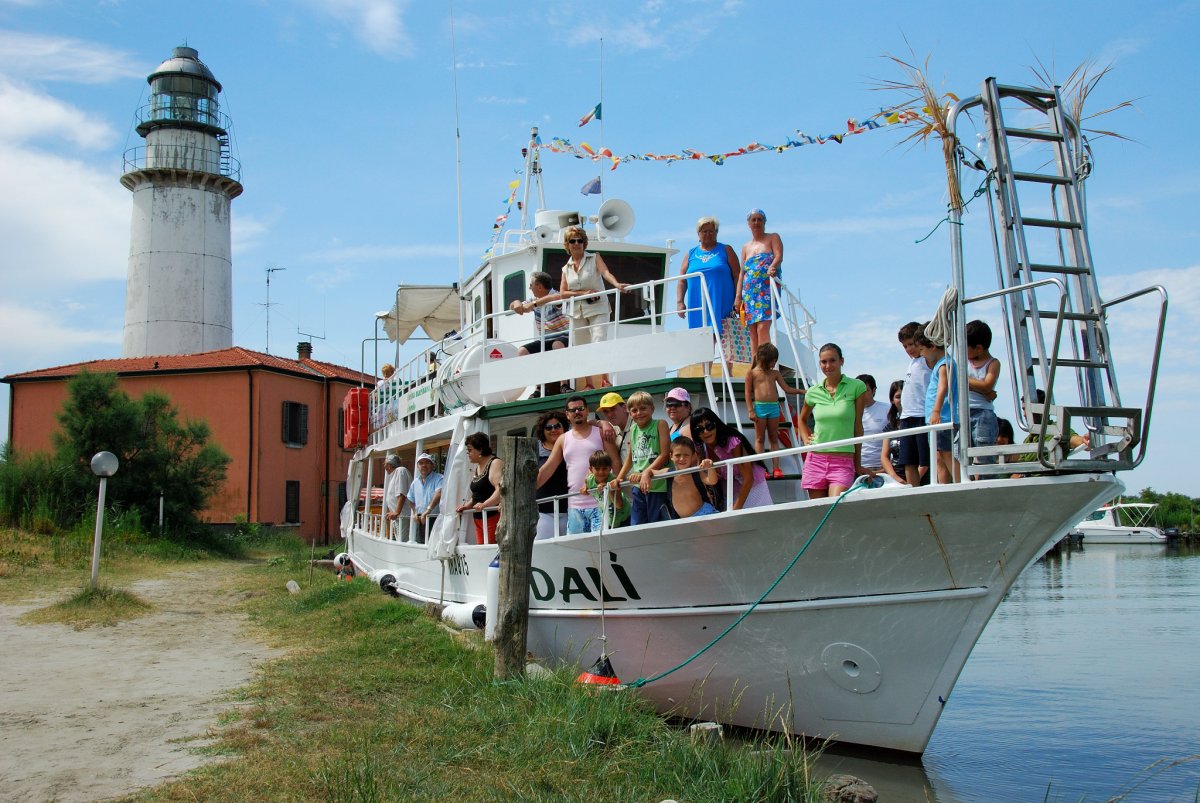 Minicrociera lungo la costa sino all'Isola dell'Amore